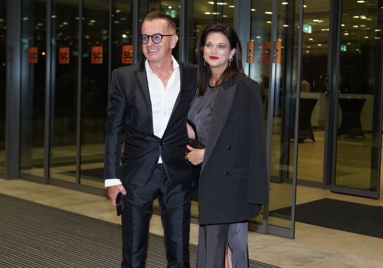 "NIJE HTELA DA MI DA BROJ" Naš pevač otkrio kako je upoznao suprugu, u sve bio umešan Žika Jakšić!