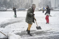 Greška koja donosi paprene kazne - ne bi trebalo uvek posipati so za uklanjanje leda i snega