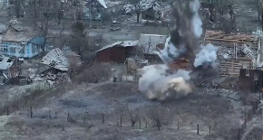 NAORUŽANI VOJNICI SE PRIBLIŽAVAJU, A ONDA ZGRADA LETI U VAZDUH Snimljena akcija Rusa u Guljajpolju (VIDEO)