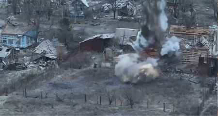 NAORUŽANI VOJNICI SE PRIBLIŽAVAJU, A ONDA ZGRADA LETI U VAZDUH Snimljena akcija Rusa u Guljajpolju (VIDEO)