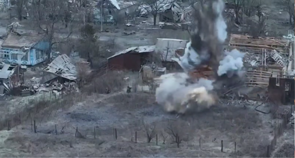 NAORUŽANI VOJNICI SE PRIBLIŽAVAJU, A ONDA ZGRADA LETI U VAZDUH Snimljena akcija Rusa u Guljajpolju (VIDEO)