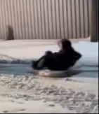 NI SKLISKO, NI SANKE, VEĆ PAROLA - SNAĐI SE Momci iz regiona nasmejali internet - pogledajte kako se sankaju 