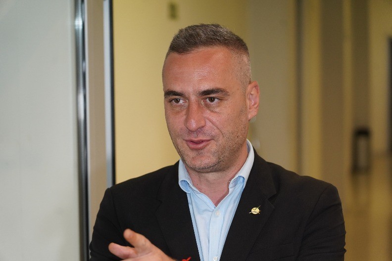 "IZDRŽI, NEK JE BOG SA TOBOM" Naš političar se bori za život!  