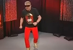 POZNAT KAO SKANDAL MAJSTOR, A IMA TRI FAKULTETA Šokantni detalji o poznatom pevaču!