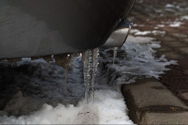 AKO VAM PADNE LEDENICA NA AUTO, NAPLATITE I DO 300.000 DINARA Ovo je procedura za dobijanje odštete