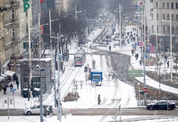 POTPUNI HAOS U AUSTRIJI! Beč okovan debelim ledom, letovi otkazani, železnica u haosu, desetine ljudi povređeno: "Ovde je opasno!" (FOTO)