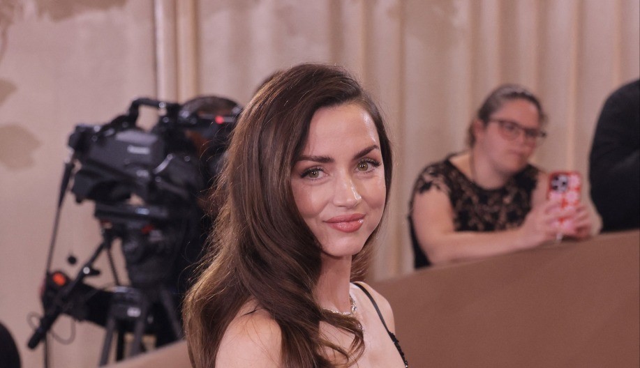 ANA LEPA KAO LUTKA Prošetala crvenim tepihom u uskoj crnoj haljini, a ovaj detalj je uzdigao na viši nivo!