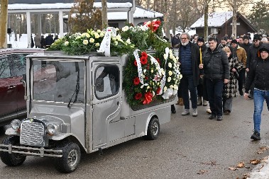 SVEŠTENIK KOJI JE DRŽAO OPELO NEKADA JE BIO GLUMAC Na sahrani Ninkovića nisu ga prepoznali