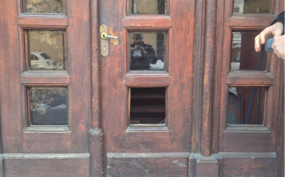 ŽENA SLOMILA PROZOR I STAKLO NA VRATIMA PATRIJARŠIJE SPC Policija je identifikovala, podneta krivična prijava