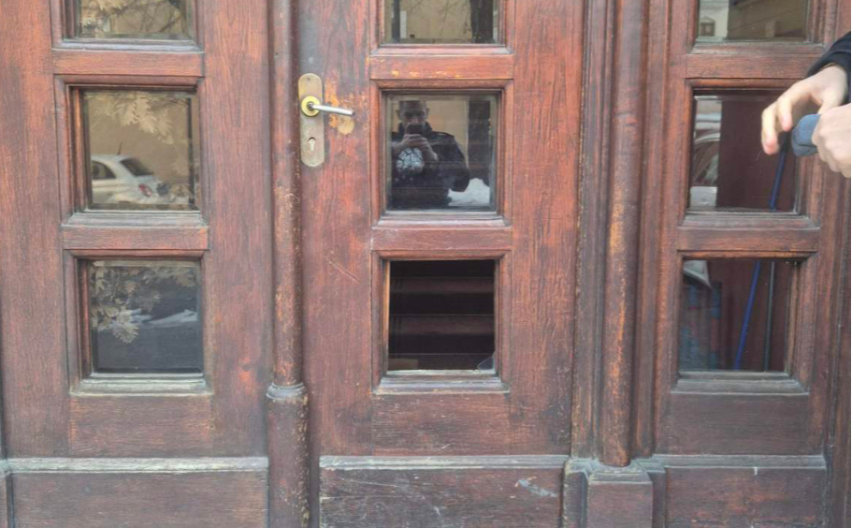 ŽENA SLOMILA PROZOR I STAKLO NA VRATIMA PATRIJARŠIJE SPC Policija je identifikovala, podneta krivična prijava