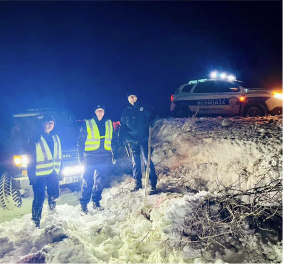 GRANIČNI POLICAJCI SPASLI SUPRUŽNIKE NA PEŠTERU Ekspresna akcija pripadnika MUP (FOTO)