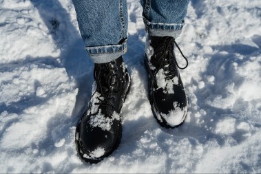 KAKO ZAŠTITITI KOŽNU OBUĆU OD PROPADANJA? Uveče utrljajte OVU stvar u čizme i zaboravite na bele fleke od soli