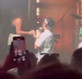 AU, KOJA ISPALA! Zaprosio devojku na koncertu, pa dobio HLADAN TUŠ (VIDEO)