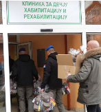 ŽANDARMERIJA OBRADOVALA MALIŠANE U DEČIJOJ BOLNICI Paketići za najmlađe pacijente u Novom Sadu