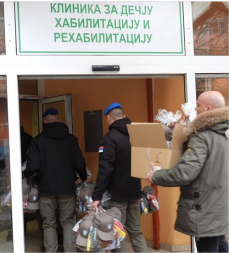 ŽANDARMERIJA OBRADOVALA MALIŠANE U DEČIJOJ BOLNICI Paketići za najmlađe pacijente u Novom Sadu