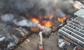 STRAVIČAN POŽAR GUTA FABRIKU! Više od 80 vatrogasaca na terenu (VIDEO) 