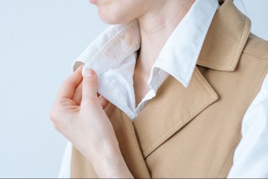 Šminka vam se preslikava na odeću? Samo naprskajte ovo pre nego što izađete napolje, mrlje padaju u zaborav