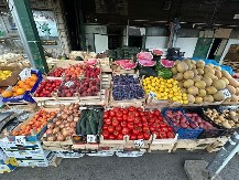  PALA KRV NAKON SVAĐE NA PIJACI Potao ga da li je on otac momkma koji radi na tezgi, pa mu zario nož