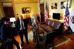 JEDNA OSOBA IZBAČENA, DRŽE GA NA PARKINGU BELE KUĆE: Ovako je počeo sastanak o Grenlandu