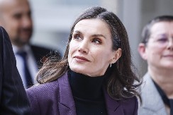 Ovaj zimski komplet je strava! Izdužuje figuru, pokriva svaki višak, a nosi ga i kraljica Leticija