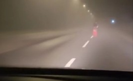 AU, ŠTA JE OVO, MAJKO MILA? Taksista snimio „AVET“ – žena stajala nasred puta i NIJE SE POMERALA! (VIDEO)