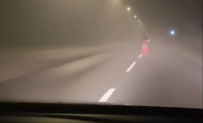 AU, ŠTA JE OVO, MAJKO MILA? Taksista snimio „AVET“ – žena stajala nasred puta i NIJE SE POMERALA! (VIDEO)