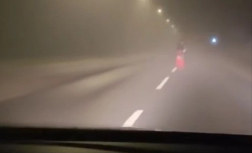 AU, ŠTA JE OVO, MAJKO MILA? Taksista snimio „AVET“ – žena stajala nasred puta i NIJE SE POMERALA! (VIDEO)