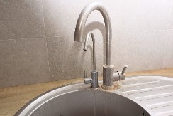 Skida sve, i onaj najgori, skoreli: Kako očistiti sudoperu od nerđajućeg čelika, ovo radi 100%