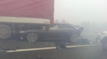  PODLETEO POD ŠLEPER Vozila smrskana i razbacana po autoputu