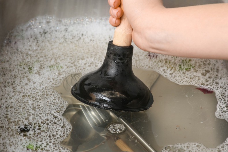 OBRIŠITE MAJSTOROV BROJ IZ IMENIKA Uz ovaj trik vam se odvod više nikada neće zapušiti