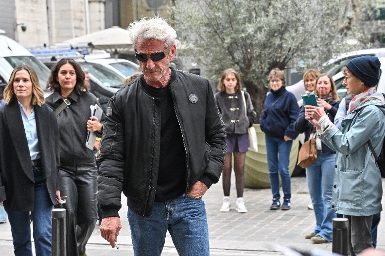 DEVOJKA ILI UNUKA? Legendarni glumac uslikan sa 35 godina mlađom, a to nije jedino što iznenađuje, pogledajte ovo