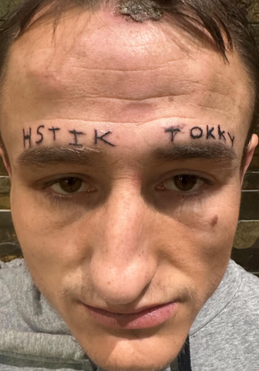 INFLUENSER NA METI OSUDA Platio pratiocu 4.700 evra da istetovira njegovo ime na čelu, sad mu sledi ZATVOR (VIDEO)