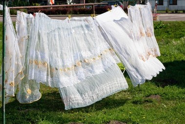 Samo 5 kašika OVOGA izvlači prljavštinu iz zavesa: Posle pranja su bele kao sneg