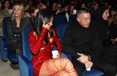 EVO ČIME SE BAVI DEČKO EDITE ARADINOVIĆ Isplivale zajedničke fotografije sa njegovog radnog mesta! (FOTO)