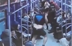 HOROR U METROU! Muškarac u ronilačkom kostimu izazvao TOTALNI HAOS - usledila žestoka kazna! (VIDEO)