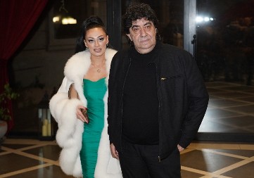 "ON JESTE DEDA" Naša pevačica se udala za 30 godina starijeg, a sad otkrila detalje njihovog braka: "Nosim mu pasulj"