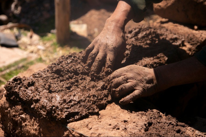 ''KAD SAM STAVIO RUKU U BLATO, ZANEMEO SAM'' Tražio je ključ, a otkrio blago staro 2000 godina! 