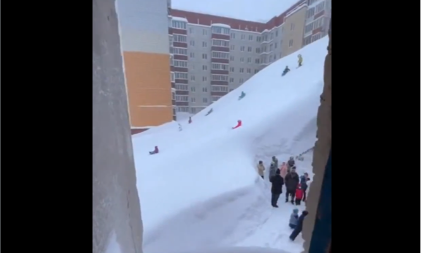 SNEG PROGUTAO CEO GRAD: Kamčatka zatrpana do četvrtog sprata, život potpuno stao