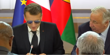 ''MORAĆU DA IH NOSIM NEKO VREME'' Makron na sastanku nosio sunčane naočare, šok u Parizu (VIDEO) 