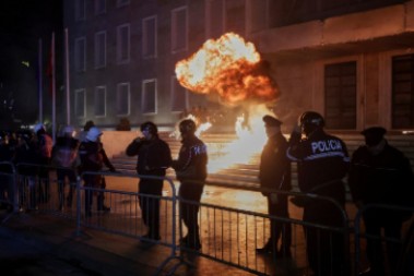 SUKOBI U TIRANI! Demonstranti bacali brašno na vladu: "Zarobljeni ste u DROGI"