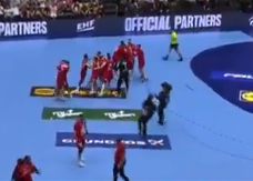 LUDNICA NA KRAJU MEČA Pogledajte slavlje srpskih rukometaša posle istorijske pobede (VIDEO)