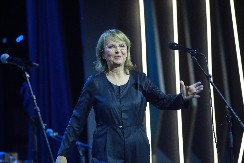 BILJA KRSTIĆ PRIMA NACIONALNU PENZIJU Na sceni je 50 godina, a ovaj iznos joj leže na račun svakog meseca 