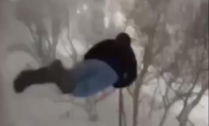 RUSKI RULET NA KAMČATKI: Entuzijasti skaču sa viših spratova zgrade u sneg! (VIDEO)