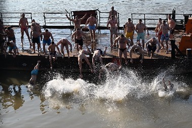 GLEDAJTE KAKO SRBI PLIVAJU ZA ČASNI KRST Veličanstvene scene u Beogradu