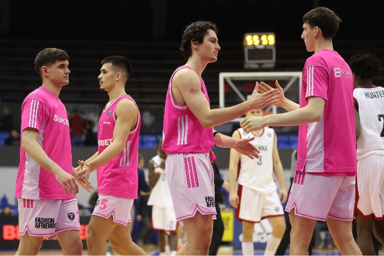 DRAMA KAKVOJ SE MALO KO NADAO Avion sa igračima Mege se hitno vratio za Beograd
