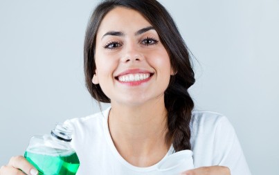 Ovo je najbolja vodica za ispiranje usta: Zubar tvrdi da čuva zube i desni, a svi je imamo u kući