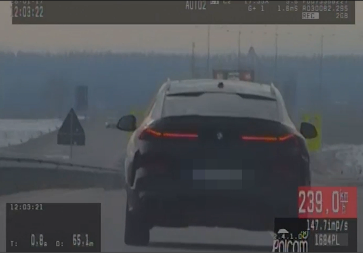 JURIO 239 KM/H KOD RUME, PRESRETAČ GA ZAUSTAVIO Nemac divljao BMW-om, odmah isključen iz saobraćaja (VIDEO)