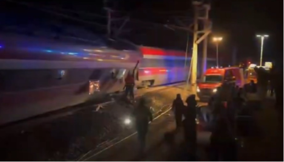 HOROR SCENE, RASTE BROJ MRTVIH! Španija zavijena u crno, ovo su prvi snimci nesreće (VIDEO) 