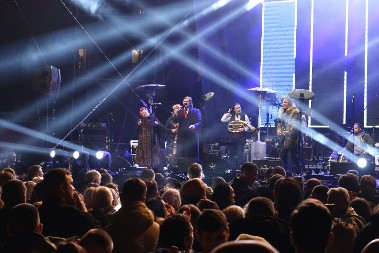 MUZIČAR PAO I POVREDIO GLAVU Hitna pomoć pomoć reagovala, koncert odmah prekinut