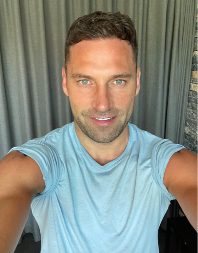 SLAVLJE U DOMU DUŠKA TOŠIĆA Otišao u rodno mesto da nazdravi sa majkom, ćerke se ne odvajaju 